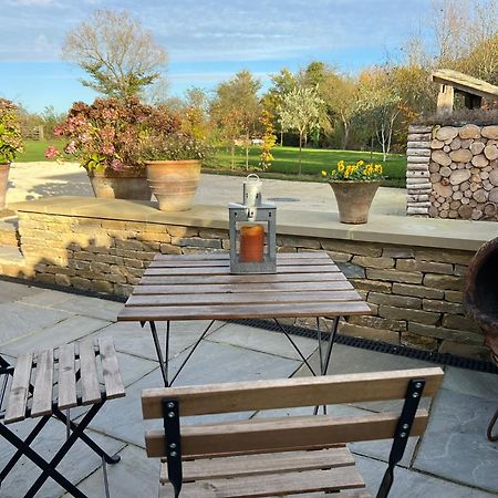 Idyllic Secluded Hideaway With Countryside Views On The Edge Of The Cotswolds Villa Hailey Екстериор снимка