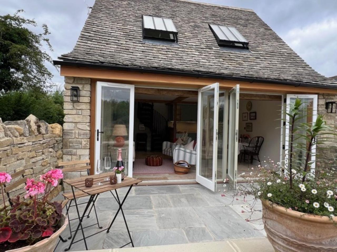 Idyllic Secluded Hideaway With Countryside Views On The Edge Of The Cotswolds Villa Hailey Екстериор снимка