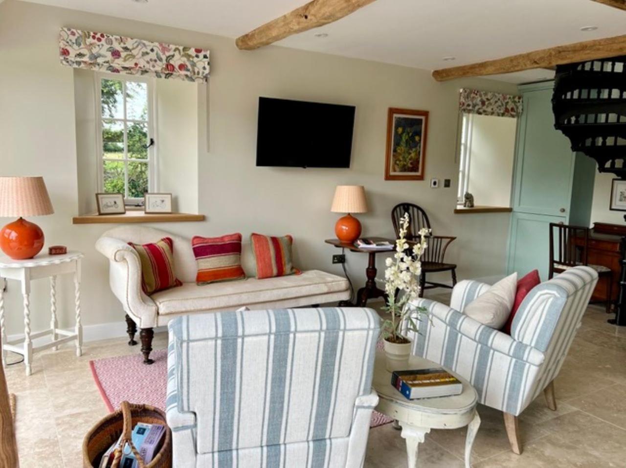 Idyllic Secluded Hideaway With Countryside Views On The Edge Of The Cotswolds Villa Hailey Екстериор снимка